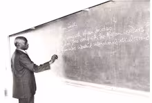 President Daniel Arap Moi writing on the Blackboard of one the 8.4.4 classes during the Kenyatta University graduation ceremony